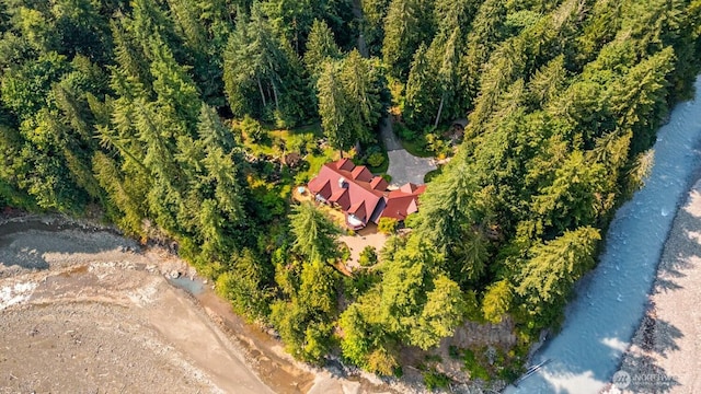 birds eye view of property featuring a wooded view