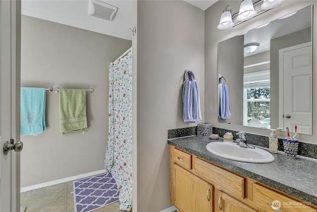 full bath with visible vents, baseboards, curtained shower, and vanity