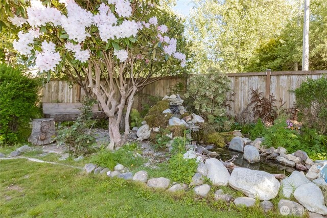 view of yard featuring fence