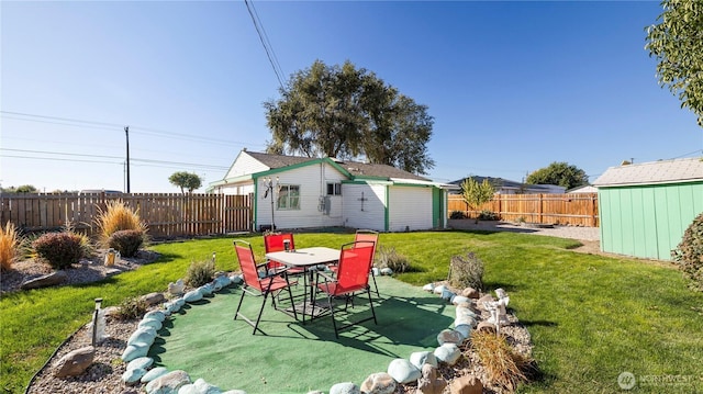 view of yard featuring a fenced backyard and an outdoor structure