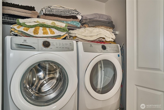 13146 83rd Ln S, Seattle, WA 98178 - laundry room featuring independent washer and dryer