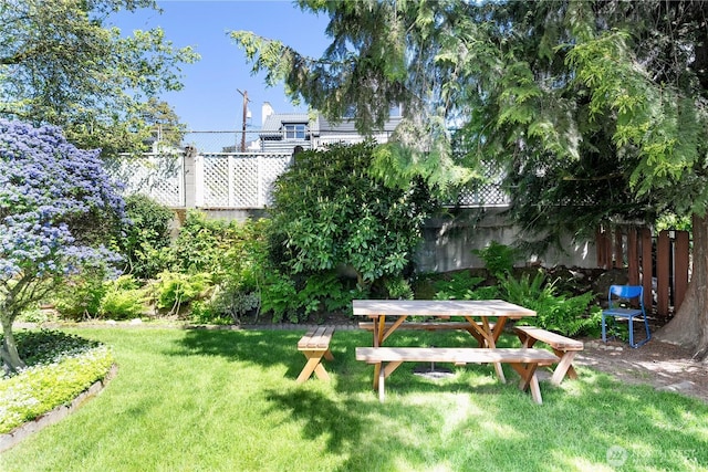 912 3rd Ave W Unit 303, Seattle, WA 98119 - view of yard featuring fence
