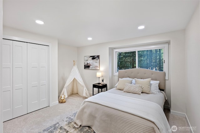 bedroom with carpet flooring, a closet, baseboards, and recessed lighting