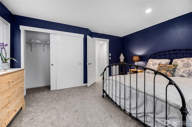 bedroom featuring a closet, carpet flooring, baseboards, and recessed lighting