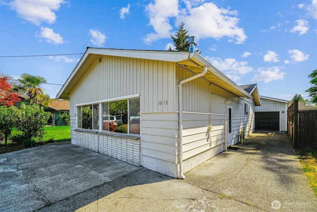 1015 14th St NW, Puyallup, WA 98371 - view of side of property featuring fence and driveway