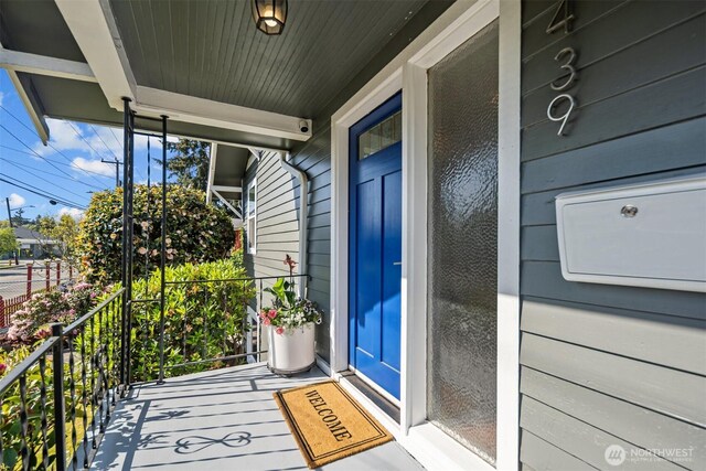 entrance to property featuring a porch