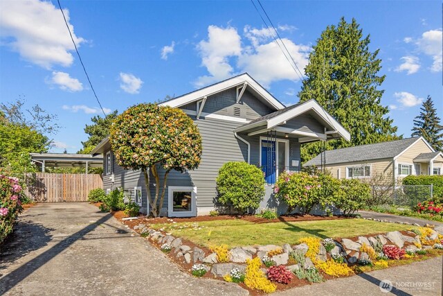 view of front facade featuring concrete driveway