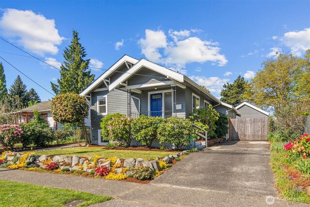 view of front of property featuring driveway