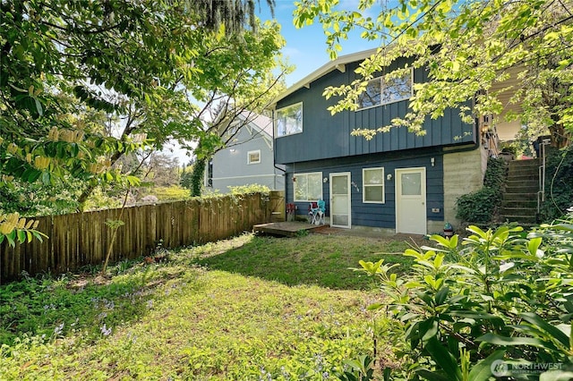 812 N 59th St, Seattle, WA 98103 - rear view of house featuring fence and a lawn