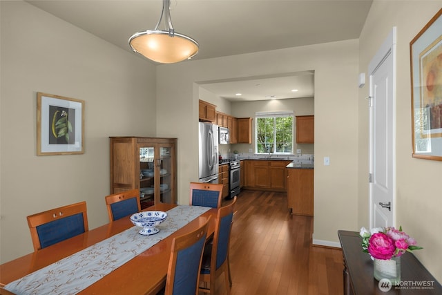dining area with dark wood-style flooring, recessed lighting, and baseboards