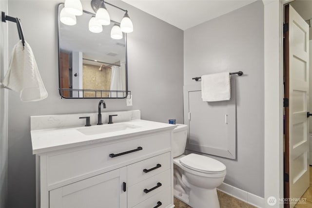 full bathroom featuring toilet, vanity, baseboards, and a shower with curtain