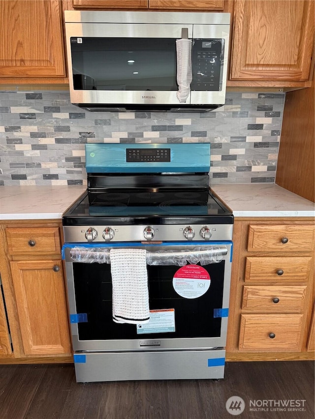 2021 Mahan Ave Unit E3, Richland, WA 99354 - kitchen with backsplash, appliances with stainless steel finishes, dark wood finished floors, and light countertops