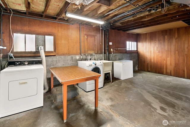 laundry area featuring a sink, laundry area, and washer and clothes dryer