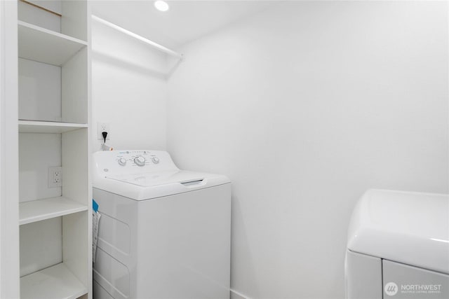 laundry area with laundry area, recessed lighting, and independent washer and dryer