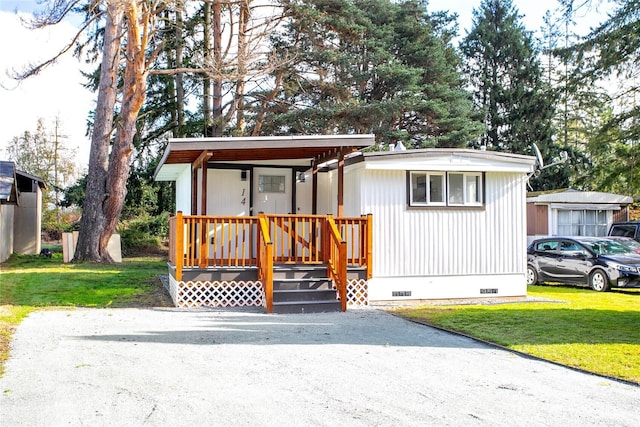 view of front of home with a front lawn and crawl space