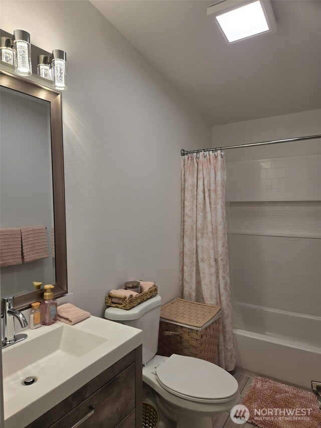 31101 116th Ave SE Unit 30, Auburn, WA 98092 - bathroom featuring toilet, shower / tub combo with curtain, vanity, and vaulted ceiling
