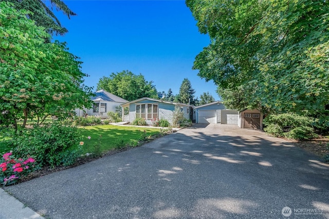 1332 Orchard Ave, Wenatchee, WA 98801 - view of front of house featuring a garage and a front yard