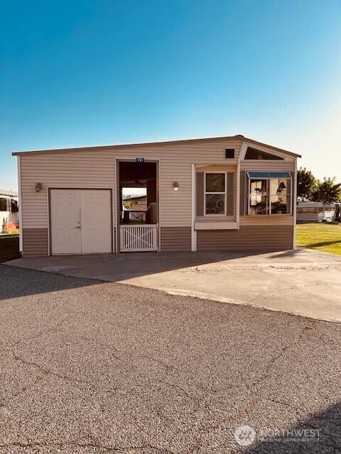 manufactured / mobile home with a garage