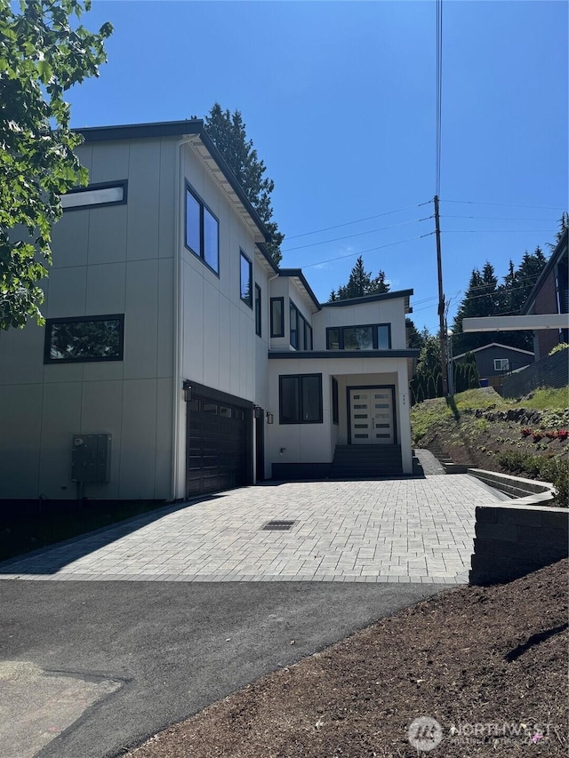 955 103rd Ave SE, Bellevue, WA 98004 - contemporary house with a garage and driveway