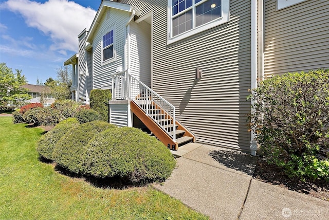 property entrance featuring a yard