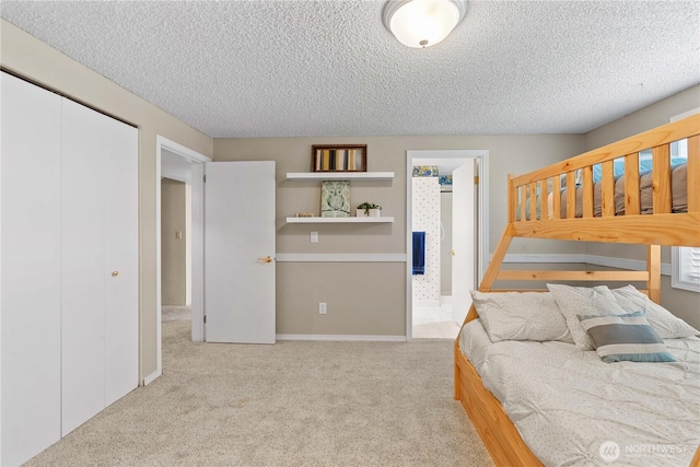 1014 Westmorland Dr, Wenatchee, WA 98801 - bedroom with carpet floors, a textured ceiling, a closet, and connected bathroom