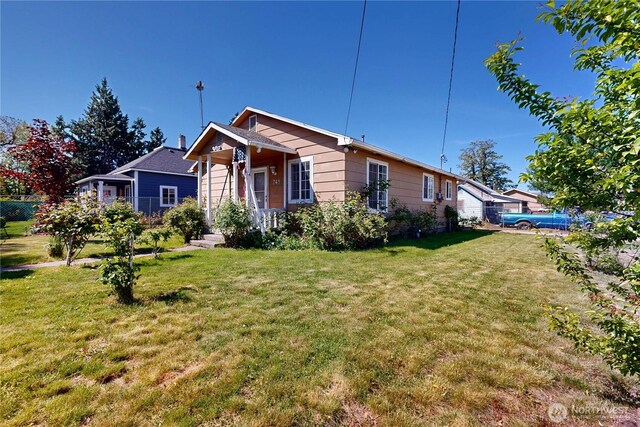 view of front of property featuring a front lawn