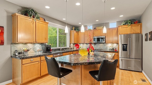 25413 NE 3rd Pl, Sammamish, WA 98074 - kitchen featuring appliances with stainless steel finishes, light wood-style flooring, a sink, a kitchen island, and recessed lighting