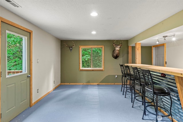 1027 Fishpond Rd, Kelso, WA 98626 - dining space featuring a dry bar, baseboards, a textured ceiling, plenty of natural light, and recessed lighting