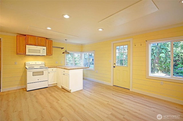 566 Sundin Dr, Camano Island, WA 98282 - kitchen featuring a peninsula, plenty of natural light, light wood-type flooring, and white appliances