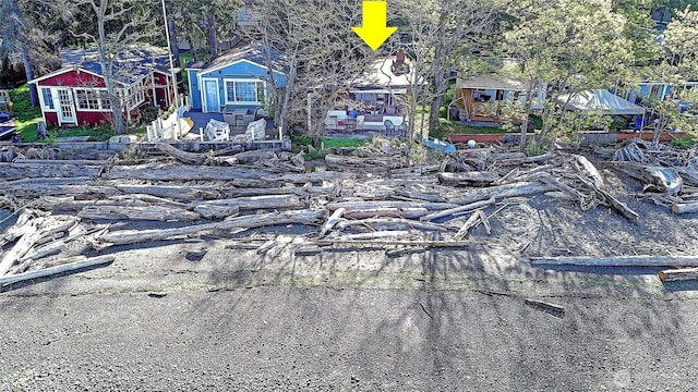 view of yard featuring an outbuilding