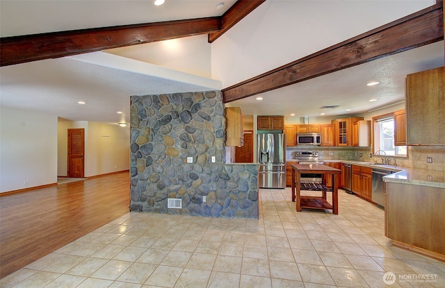 kitchen with a sink, stainless steel appliances, visible vents, tasteful backsplash, and recessed lighting