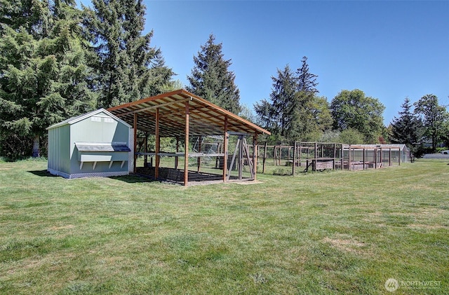 view of yard featuring an outbuilding