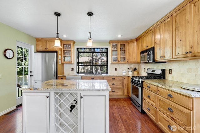 kitchen featuring appliances with stainless steel finishes, a center island, dark wood-style floors, decorative backsplash, and recessed lighting