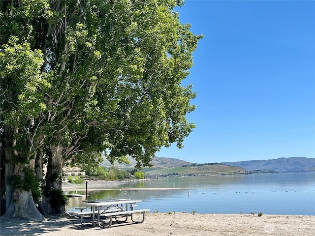 water view with a mountain view