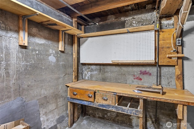 622 S Fair Ave, Yakima, WA 98901 - unfinished basement with a workshop area