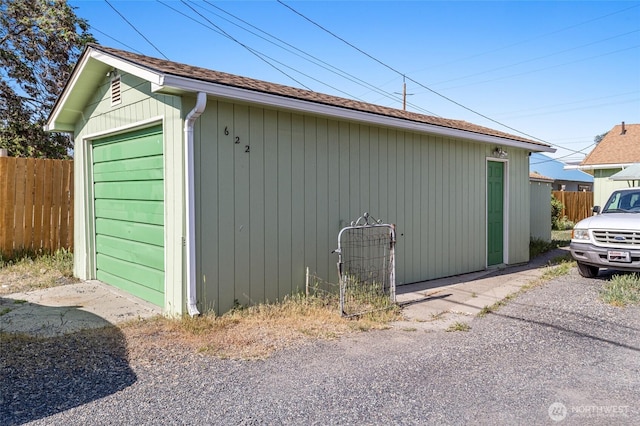 622 S Fair Ave, Yakima, WA 98901 - view of outdoor structure featuring fence and an outbuilding