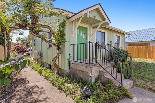 622 S Fair Ave, Yakima, WA 98901 - bungalow-style house featuring fence