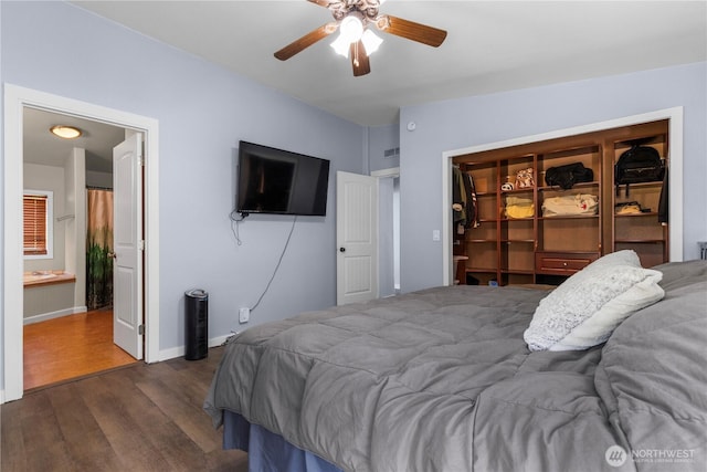 bedroom featuring wood finished floors, a ceiling fan, a closet, and baseboards