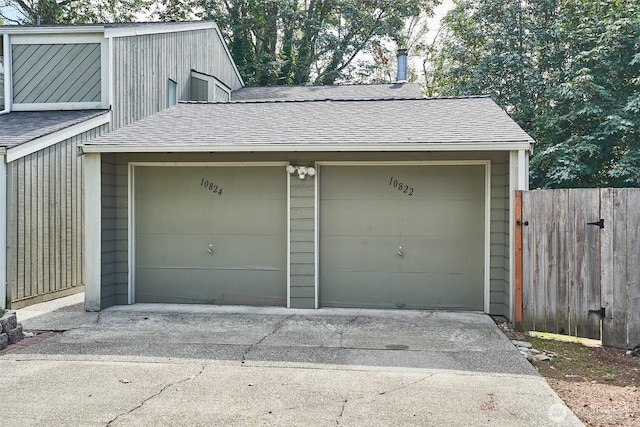 10822 SE 260th St Unit 2B1, Kent, WA 98030 - garage featuring fence