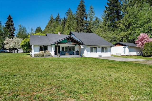 view of front facade featuring a front lawn