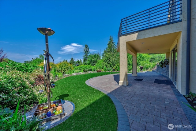 7212 164th St SW, Edmonds, WA 98026 - view of grassy yard featuring a patio area and a balcony