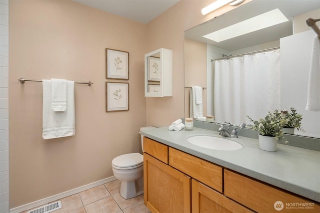 full bath featuring tile patterned floors, toilet, vanity, baseboards, and a shower with shower curtain