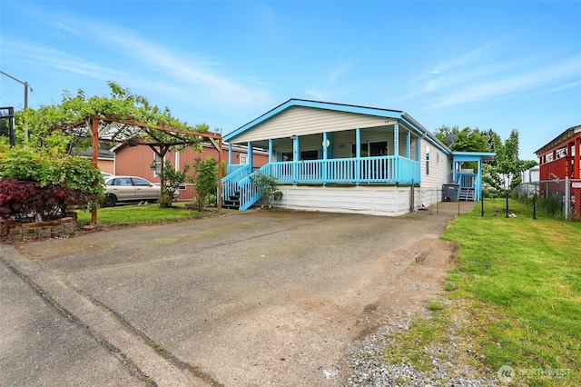 view of front of property with driveway and covered porch