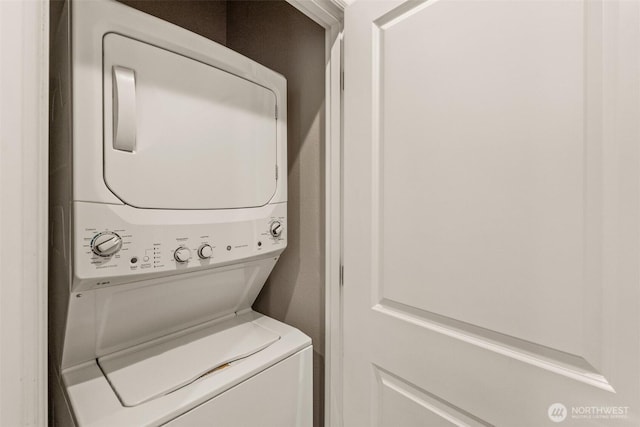 10421 12th St E, Edgewood, WA 98372 - laundry room featuring stacked washer and clothes dryer