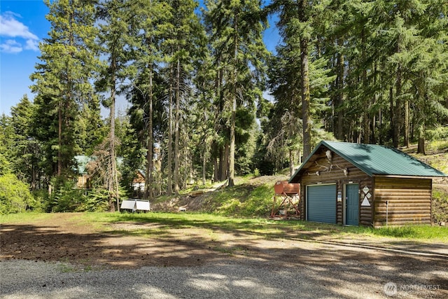 21 Two Springs Rd, Cle Elum, WA 98922 - view of yard featuring a garage, an outbuilding, and a view of trees