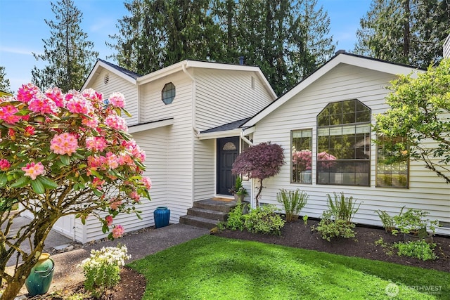 view of front of property with a front yard