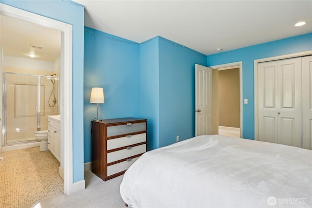 25846 NE 4th Pl, Sammamish, WA 98074 - bedroom with a closet, light carpet, ensuite bath, baseboards, and recessed lighting