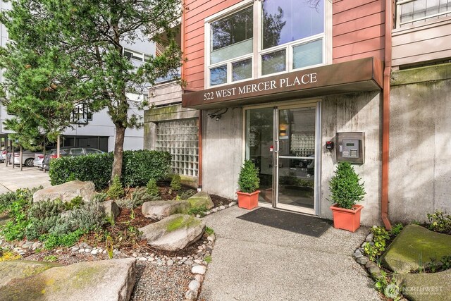 522 W Mercer Pl Unit 401, Seattle, WA 98119 - view of property entrance