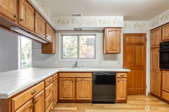 524 Carl Way, Aberdeen, WA 98520 - kitchen featuring black appliances, a sink, light wood-type flooring, and healthy amount of natural light