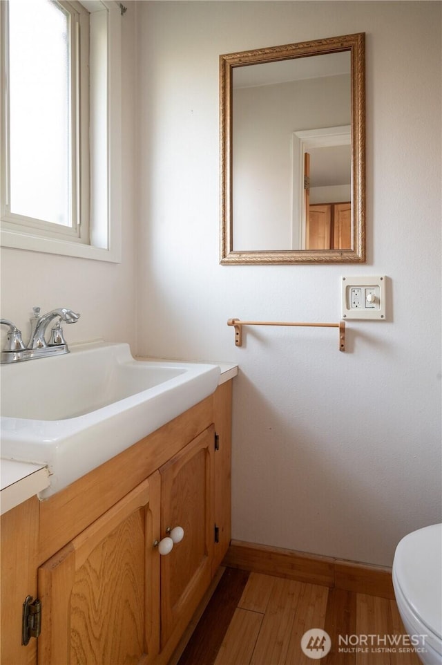 524 Carl Way, Aberdeen, WA 98520 - bathroom with baseboards, vanity, wood finished floors, and toilet